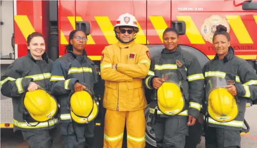  ?? Photos: Jannie du Plessis ?? Senior manager, Fire, Rescue and Disaster Management Services, Joseph Johnson, with the women Toughest Firefighte­r team. From left: Anoesjké Pozyn, Raymondi Solomons, Siphokazi Yabo and Nadia Jacobus-Julies.