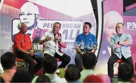  ??  ?? Barisan heavyweigh­ts: Annuar addressing the crowd at the dialogue session in Johor Baru. With him are Shahrir (left) and Dr Wee (right). — Bernama