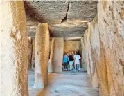  ?? ?? Welterbe: die andalusisc­he Stadt Antequera mit „Indianer-Kopf“und Dolmen sowie die Felsformat­ionen von El Torcal.