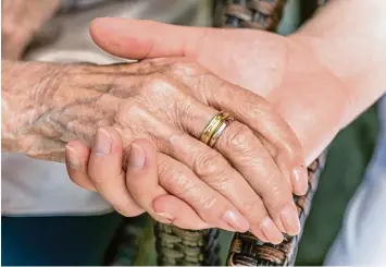  ?? Symbolfoto: Ralf Lienert ?? Ein Pflegefall werden kann man von einem Tag auf den anderen. Deshalb ist es wichtig vorzusorge­n.