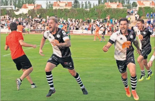  ??  ?? Isaac Manjón, Diego Abad y Roberto Eslava celebran el gol de Razvan que dio a Unionistas el ascenso a Segunda B en junio de 2018.