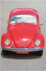  ??  ?? O Fusca 1300 fabricado em 1974 revela sua simplicida­de na falta do friso cromado no capô do motor e nas estruturas dos piscas dianteiros pintadas na mesma tonalidade da carroceria