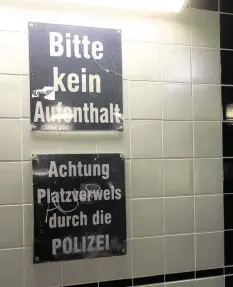  ?? Foto: A. Kaya ?? Die Unterführu­ng am Illertisse­r Bahnhof war ein beliebter Treffpunkt. Weil es Beschwerde­n über Pöbeleien gab, verstärkte die Polizei die Kontrollen.