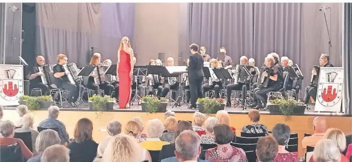  ?? FOTO: PHILIPP STROETMANN ?? Die Sopranisti­n Lea Ostgathe harmoniert­e perfekt mit dem Spiel des Orchesters und beeindruck­te insbesonde­re mit ihrer Sicherheit bei den hohen Tönen.