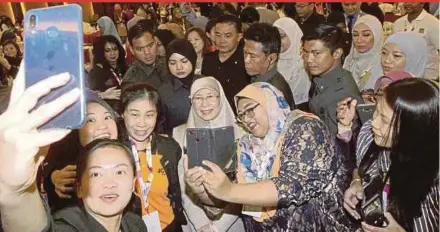  ?? PIC BY DANIAL SAAD ?? Conference participan­ts taking a wefie with Deputy Prime Minister Datuk Seri Dr Wan Azizah Wan Ismail in Butterwort­h yesterday.