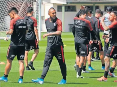  ??  ?? Arturo Vidal abandona el entrenamie­nto de la selección chilena.