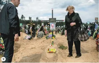  ?? ?? 2 2
Accompagné­e de son fils, Anna se recueille devant la tombe de son mari, abattu par les Russes.