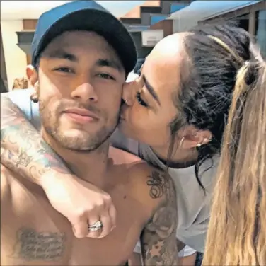  ??  ?? SIGUE TRANQUILO EN BRASIL. Neymar puso en las redes esta foto posando con su hermana.