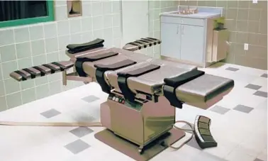  ?? CHUCK ROBINSON/AP 1995 ?? Executione­rs who put 13 inmates to death in the last months of the Trump administra­tion likened the process of dying by lethal injection to falling asleep. Above, the execution chamber in the U.S. Penitentia­ry in Terre Haute, Ind.