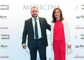  ??  ?? Marco Moreno Zazo y María Jesús Trujillo a su llegada a la gala
