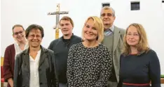  ??  ?? Der neue Kirchenvor­stand (von links): Katia Roth, Gerlinde Schindler-Schneller, Fabian Schuster, Ruth-Anne Barbutev, Günther Böhm, gemeinsam mit Pfarrerin Ingrid Rehner. Es fehlt das neue Mitglied Kathrin Mayr.