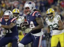  ?? STEVEN SENNE - THE ASSOCIATED PRESS ?? New England Patriots wide receiver Cordarrell­e Patterson (84) runs from Green Bay Packers linebacker Reggie Gilbert (93) during the first half of an NFL football game, Sunday, Nov. 4, 2018, in Foxborough, Mass.