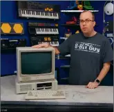  ??  ?? Der 8-Bit Guy David Murray erklärt auf Youtube alte Computer und wie man sie repariert.