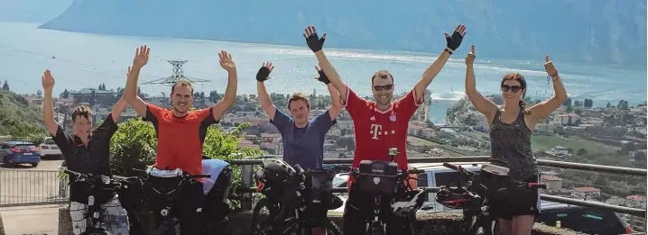  ?? Fotos: Rößle ?? Michael Rößle aus Eppishofen radelte mit Freunden zum Gardasee. Das Foto entstand bei der Ankunft am Gardasee. Von links nach rechts sind Stephan Trippel, Andreas Klaus, Michael Malcher, Michael Rößle und Sonja Klaus.