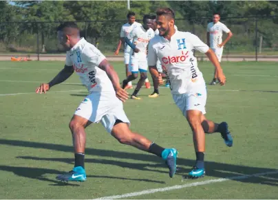  ??  ?? ALEGRÍA. Alex López persigue a su compañero Luis Garrido en el entreno de ayer.