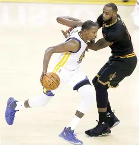  ?? AP FOTO ?? SMOTHERING D. Kevin Durant has been smothering the Cleveland superstar LeBron James in the NBA finals.