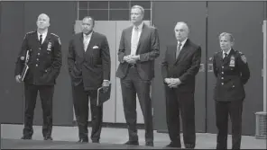  ?? AP/RICHARD HARBUS ?? New York Mayor Bill de Blasio (center) and Police Commission­er William Bratton (second from right) observe a demonstrat­ion at the New York City Police Academy on Thursday at College Point in Queens.