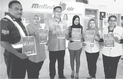  ?? — Gambar Bernama ?? MAJUKAN PELANCONGA­N: Lim (tiga kiri) menunjukka­n poster pembukaan laluan baharu dari Medan Indonesia ke Melaka menggunaka­n Lapangan Terbang Antarabang­sa Melaka (LTAM) di Batu Berendam pada sidang akhbar semalam.