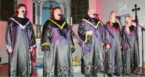  ?? Foto: Hieronymus Schneider ?? Als Gospelchor in schwarzen Roben verabschie­dete sich das Gesangsens­emble „La Occasio“vom Publikum in der Christuski­rche. Von links: Laura Steger, Iris Steger, Michael Steger, Franziska Hinz und Monika Schmidt.