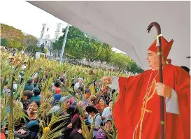  ?? JOSÉ HERNÁNDEZ/ARCHIVO ?? Salvador Rangel bendice a feligreses en Domingo de Ramos.