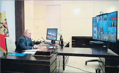  ?? ALEXEY NIKOLSKY / AFP ?? Putin preside el Consejo de Seguridad Nacional desde su residencia a las afueras de Moscú, ayer