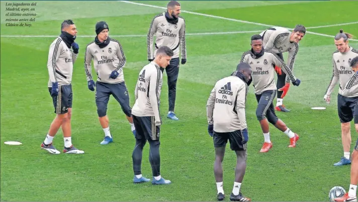  ??  ?? Los jugadores del Madrid, ayer, en el último entrenamie­nto antes del Clásico de hoy.