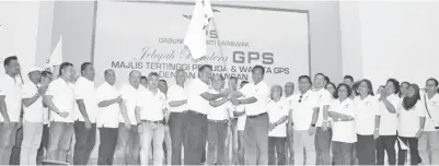 ??  ?? DR Abdul Rahman (depan, kanan) menyerahka­n bendera GPS kepada Sufian (depan, kiri) sambil disaksikan Rentap (tengah) bersama kenamaan lain di Limbang pada Jumaat.