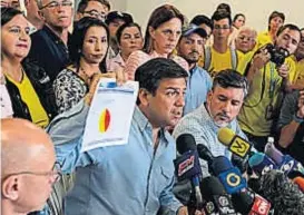  ?? (TÉLAM) ?? Actas. Los opositores esperaban hallar huellas de fraude en las actas. Carlos Ocariz, excandidat­o a gobernador, ayer admitió que no fue así.