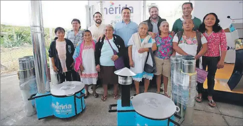  ??  ?? Parte de los beneficiar­ios del programa de estufas ecológicas que el Ayuntamien­to repartió ayer en las comisarías meridanas de Yaxnic, Petac, San Ignacio Tesip y Texán Cámara