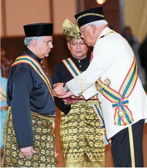  ?? — Filepic ?? Ameer was conferred the Darjah Seri Melaka (DCSM) medal by Yang Dipertua Negeri Melaka, Tun Mohd Khalil Yaakob in 2012, which carries the title Datuk Wira.