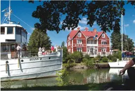  ?? Bild: Göran Billeson ?? M/S Diana på Göta kanal i Borensberg framför välkända Göta Hotell.