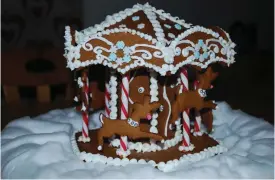  ?? FOTO: HBL-ARKIV ?? Sandra Wikström formade sitt pepparkaks­konstverk till en karusell inför julen 2013.