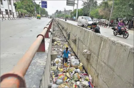  ?? RAVI CHOUDHARY/HT PHOTO ?? A drain from which garbage and silt has not been cleared at Geeta Colony in East Delhi on Sunday morning.