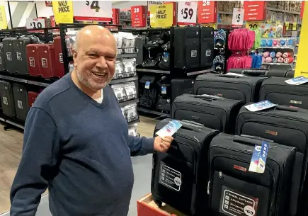  ?? PHOTOS: FAIRFAX NZ ?? Above, Shailesh Shah was one of the first customers through the door; below, Queenstown Lakes District mayor Jim Boult led the official opening.