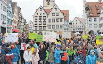  ?? FOTO: SIMON RUF ?? Schüler in Biberach haben auf dem Marktplatz für eine bessere Klimapolit­ik demonstrie­rt. Anlass dafür ist die weltweite „Fridays for Future“-Bewegung gewesen.