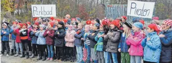  ?? FOTOS (3): ROLAND RAY ?? Dutzende kleiner „Piraten“von der Anna-von-Freyberg-Grundschul­e sangen beim Richtfest.