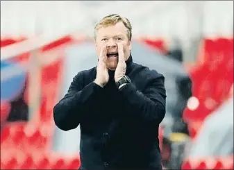  ?? GONZALO FUENTES / REUTERS ?? Ronald Koeman imparte instruccio­nes a sus futbolista­s