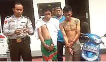  ?? DWI WAHYUNGSIH/JAWA POS ?? PENJAHAT KAMBUHAN: Mohamad Rosol dan Syahrullah beserta barang bukti di Mapolsek Mulyorejo kemarin.