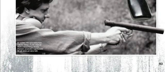  ??  ?? En soldat från specialsty­rkan i Berlin tränar skytte med en Mark I Hand Firing Device. Pistolen användes regelbunde­t till att döda på nära håll.