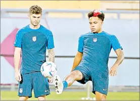  ?? Foto Afp ?? Los jugadores estadunide­nses Weston McKennie (derecha) y Christian Pulisic alistan el choque ante el favorito equipo de la rosa.