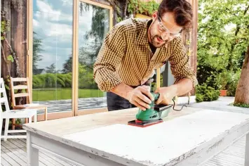  ?? Foto: Bosch/DIY Academy/tmn ?? Wenn der Lack eines Holzmöbels so beschädigt ist, dass er entfernt werden muss, gilt: Nicht nur an der beschädigt­en Stelle, sondern auf der ganzen Fläche oder sogar dem gesamten Möbel lösen und erneuern.