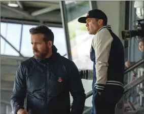  ?? ?? Ryan Reynolds and Rob Mcelhenney in “Welcome to Wrexham”