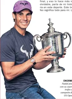  ??  ?? ENORME. Nadal posa con su cuarto
trofeo de campeón del
US Open.