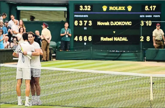  ?? GLYN KIRK / AFP ?? Novak Djokovic y Rafael Nadal se abrazan tras un encuentro de 5h17m, ayer en la pista central del All England Club