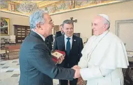  ?? ‘L’OSSERVATOR­E ROMANO’ / AFP ?? El Papa saluda a Uribe, ante la mirada del presidente Santos