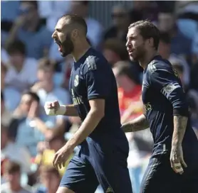  ?? AP ?? Karim Benzema (izq.) festeja su anotación ante el Celta de Vigo. Lo acompaña el capitán madridista Sergio Ramos.