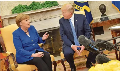  ?? FOTO: NGAN/AFP ?? Gute Stimmung verbreitet­en Kanzlerin Angela Merkel und US-Präsident Donald Trump im Weißen Haus. Schwierige Gespräche standen dennoch bevor.