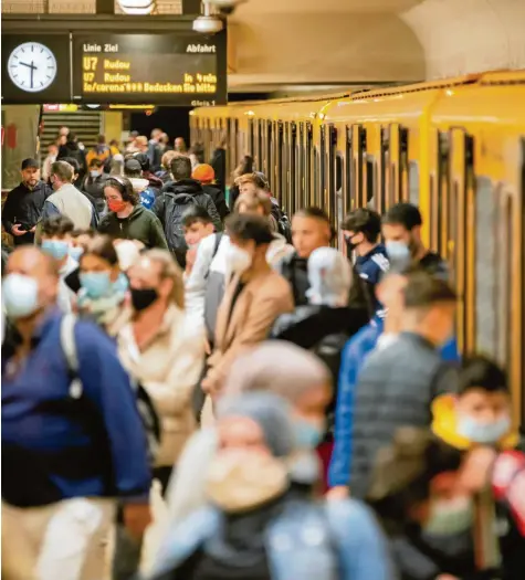  ?? Foto: C. Soeder, dpa ?? Szene vom Berliner U‰Bahnhof Neukölln: In dem Stadtteil sind die Infektions­zahlen derzeit am höchsten. Viele tragen Masken, aber längst nicht alle.