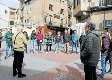  ?? ?? Asistentes a la ruta histórica de Corella escuchan a Javier Sáinz Pezonaga.