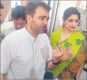  ?? HT ?? RLD leader Jayant Chaudhary and his wife Charu Chaudhary used their suffrage at Gyandeep School in Mathura.